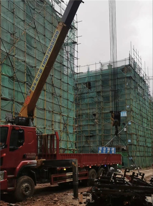 荔浦市“慢工细活”—— 吊车的 “微动控制” 技术